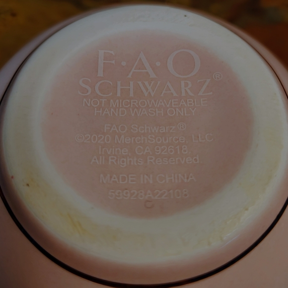 Kids tea cups and saucers And Tea Pot • Brand : F.A.O - Schwarz • - Picture 6 of 7